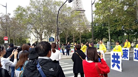 中國遊客路過拍照。(慈蕊/大紀元)