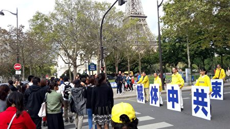 中國遊客路過拍照。(慈蕊/大紀元)