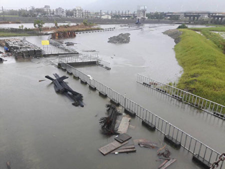 受艾利颱風外圍環流影響,花蓮昨晚開始下大雨,7日 清晨雨勢更大,市區多處路段傳出積水受阻。 (民眾提供/中央社)