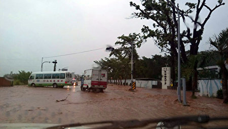 台東雨勢不斷,多處豪大雨,7日台東綠色隧道、卑南 遺址公園、火車站都積水成河道,台東市區宛如水鄉澤國。(民眾提供/中央社)