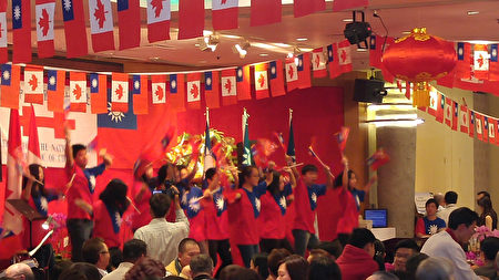 图：温哥华侨界举办中华民国国庆105周年宴会，众多政要、经文处官员、侨界领袖等近千人参加。图为现场表演。（邱晨/大纪元）