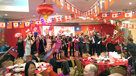 图：温哥华侨界举办中华民国国庆105周年宴会，众多政要、经文处官员、侨界领袖等近千人参加。图为嘉宾上台合唱，宴会圆满结束。（邱晨/大纪元）