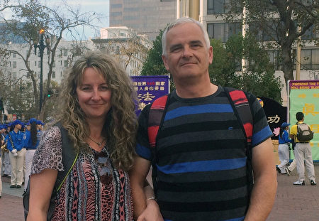 John manser 先生和Dorothy太太来到旧金山旅游,碰到了法轮大法游行的队伍。他们长时间的好奇的观看。(马丽/大纪元)