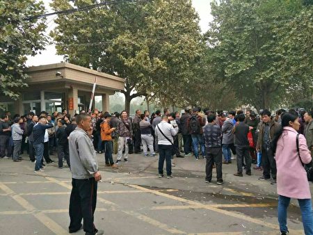 10月21日,山东济南市历城区郭店中学内发生男子持刀砍人,劫持人质事件。(村民提供)