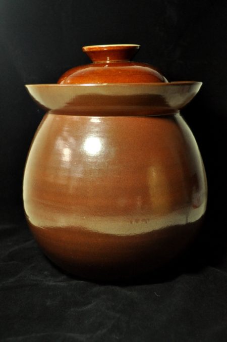 閃閃發亮又古樸的泡菜罈子。（歐維邦提供）