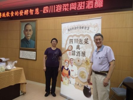 歐維邦和徐繁華夫妻兩人熱心推廣傳統飲食，常舉辦教學活動。（歐維邦提供）