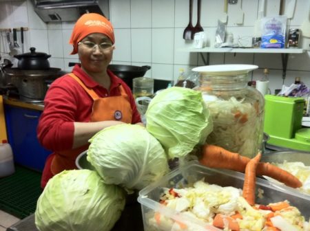 徐繁華正在做四川泡菜。（歐維邦提供）