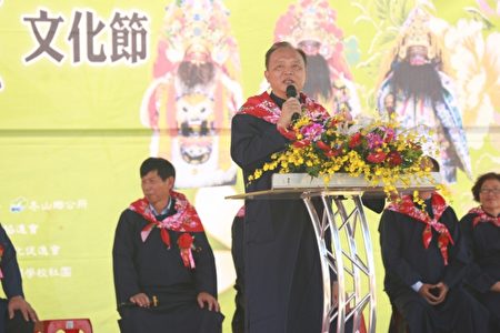 宜兰县长林聪贤10月2日在兰阳大兴振安宫,主持2016宜兰县三山国王客家文化节开幕。(曾汉东/大纪元)