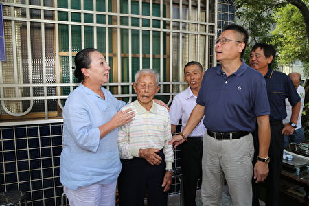 重阳节前夕,嘉义县长张花冠、议员林缃亭、水上乡长刘敬祥等人前往水上乡探视全台最“年长”的邻长黄德成(左2)先生,103岁仍热心服务。(嘉义县政府/提供)