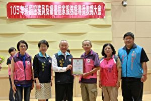 苗县府表扬服务员黄宏淳。(许享富 /大纪元)
