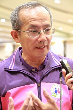 服务员黄宏淳接受记者采访。(许享富 /大纪元)