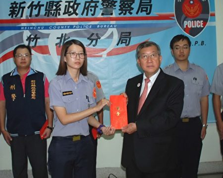 執行任務女警英勇不讓鬚眉,警員張玲茹受表揚。(新竹縣警察局竹北分局提供)