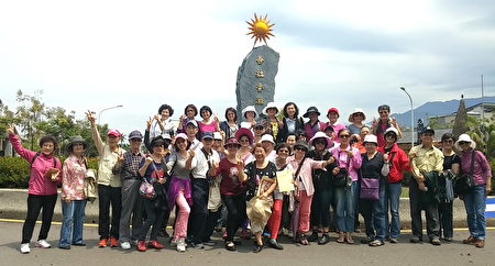 宋耀光帶景美女中退休老師遊屏東,參觀泰武鄉永久屋。(宋耀光/提供)