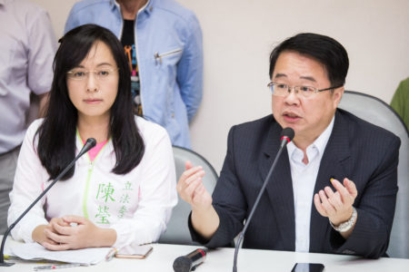 民进党召委陈莹(左)表示,劳动部开了25场说明会,也有绿委召开公听会,绝非蛮干;立委吴秉叡(右)强调,从宣告开会、议事人员宣读条文等程序都有完整录音。(陈柏州/大纪元)