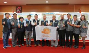 访问韩国慢城成果和与会长官合影。(许享富 /大纪元)