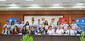 全体学子和与会长官合影。(许享富 /大纪元)