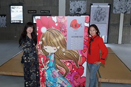 藝術家(右)和美麗的動漫作品。(新竹縣政府提供)