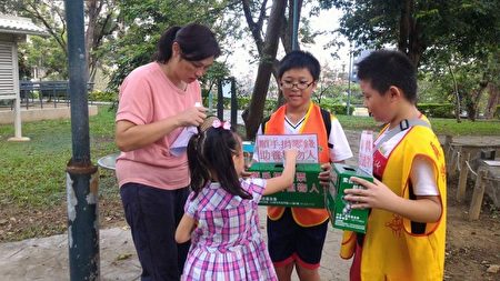 妈妈带着小孩一起做公益。(新竹国小提供)