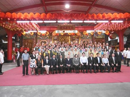 蔡英文到和平岛天显宫祈福,并与天显宫全体委员合照。(陈秀媛/大纪元)