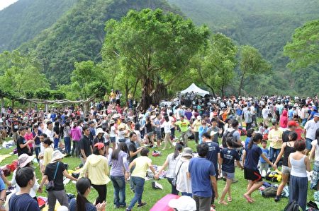 花蓮Amis旮亙樂團演出,輕快的節奏讓現場民眾隨著旋律擺動身體。(詹亦菱/大紀元)