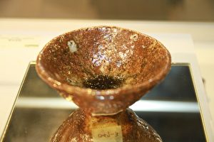 金氏记录保持人林瑞蕐的1550 度C柴烧茶碗，淬炼的落灰美。 （许享富 /大纪元）