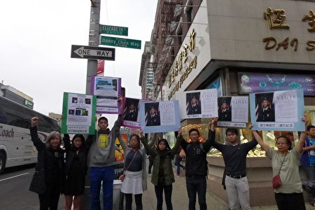 陈宇晖的表弟陈宝强(右二),在纪念活动中首次宣读他对高中生的公开信,希望陈宇晖的事能被更多人所知,确保不再发生同样的悲剧。