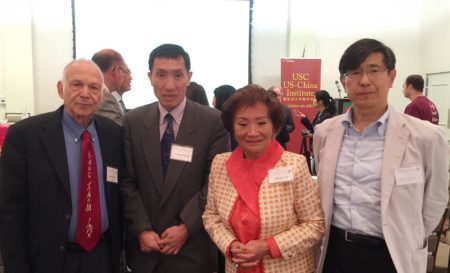 南加大美中学院十周年部分嘉宾合影。左起南加州大学政治系教授、东亚研究中心主任骆思典(Stanley Rosen)教授、麻省理工学院(MIT)斯隆商学院副院长黄亚生教授、前蒙市市长陈李婉若(Juliet Zhu/大纪元)