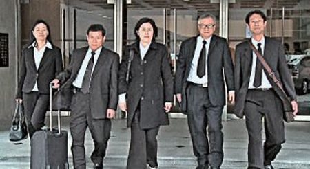 80名台灣法輪功學員在03年2月遭港府強制遣返,經過6年訴訟,2009年9月4日香港高等法院上訴庭頒發長達90頁判詞,當中以60頁的篇幅嚴厲批評港府違反向法庭完全坦白的責任。(大紀元資料圖片)