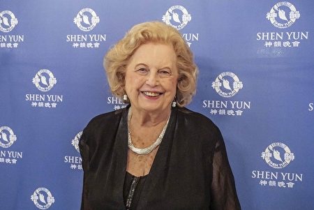 庫克郡財長Maria Pappas前助理Pat Michalski觀看了10月29日在芝加哥交響樂中心的神韻音樂會。她表示,神韻音樂讓她與中國身心相連(唐明鏡/大紀元)
