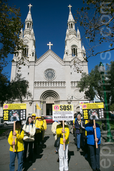 10月23日，来自全球各国的部分法轮功学员近二千人分散在旧金山市区的46个公园、广场和地标景点，举行集体炼功、反对活摘器官游行和讲真相征签。（李莎／大纪元）