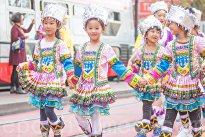 10月22日,4千来自全球的部分法轮功旧金山大游行。图为游行场面。(马有志/大纪元)