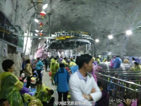 10月3日晚,陝西渭南市華陰市城南的華山名勝風景區因索道出現故障,導致數千名遊客被困。(網絡圖片)