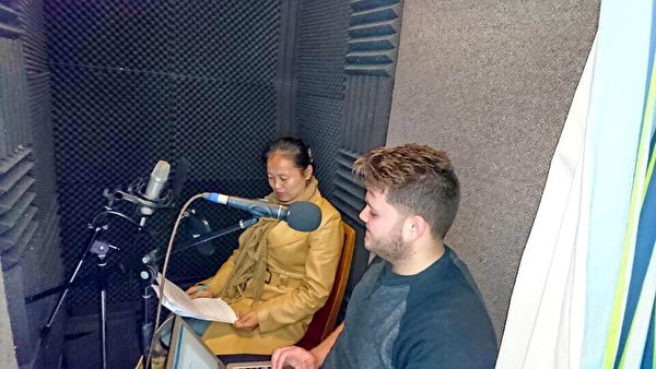 法轮功学员白安娜接受阿德雷德山之声(The Voice of Hills)广播电台的专访,电台记者帕特里克(Patrick)随后来到新闻发布会现场,采访“汽车之旅”活动。(张正/大纪元)