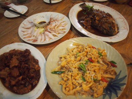 澎湖当地料理，麻油鱼（右上）。 （张原彰／大纪元）