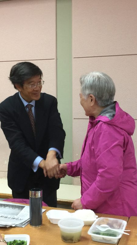 国会众议员第6选区共和党候选人苗承业(左)到台湾会馆拜票。