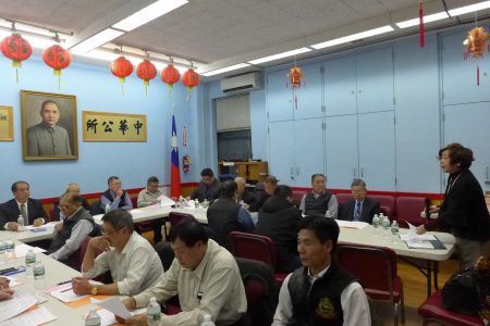 華僑學校新校長王張令瑜向校董們作校務簡報,提出改進計劃。