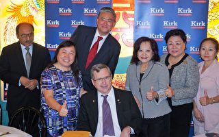 参议员柯克到访华埠 成立亚裔联盟竞选连任