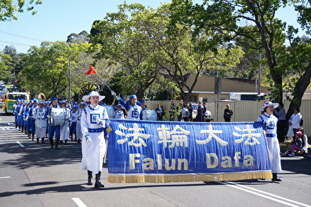 游行队伍由超过2000位来自当地不同团体的成员组成,共同将多元文化的特色在社区呈现。图为受邀参加的法轮大法天国乐团。(燕楠/大纪元)