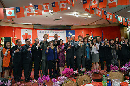 圖：溫哥華僑界舉辦中華民國國慶105週年宴會，眾多政要、經文處官員、僑界領袖等近千人參加。圖為嘉賓們恭祝中華民國生日快樂。（邱晨/大紀元）