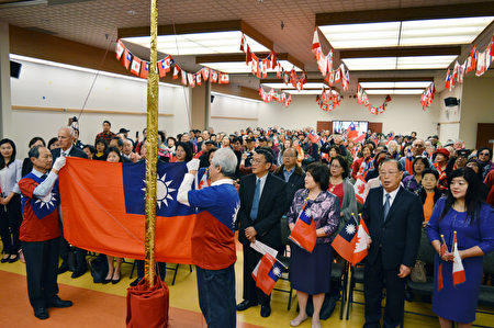 圖：加拿大多元文化中心舉辦中華民國105週年升旗儀式。（邱晨/大紀元）