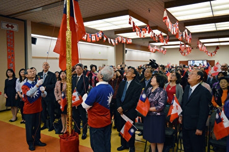 图：加拿大多元文化中心举办中华民国105周年升旗仪式。（邱晨/大纪元）