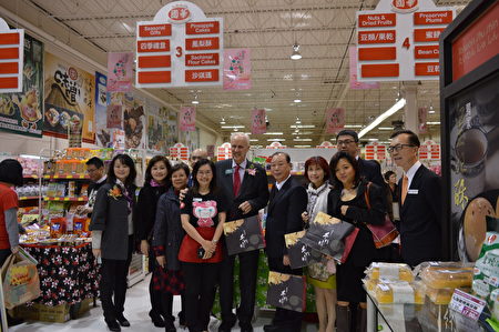 图：国华超市举办台湾美食展开幕式，政要官员与侨社领袖们到现场剪彩，宣布本次食品展扩增OTOP产品展区，推广台湾优质特产。 （邱晨/大纪元） 