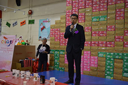 图：驻加经济部组长章远智亲临台湾美食展表示支持并发言。 （邱晨/大纪元） 