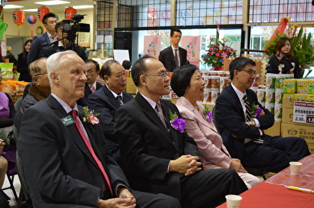 图：国华超市举办台湾美食展开幕式，政要官员与侨社领袖们到现场支持。（邱晨/大纪元）