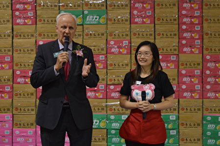 图：本拿比市议员麦当洛与康安礼（右），亲临台湾美食展表示支持并发言。 （邱晨/大纪元） 