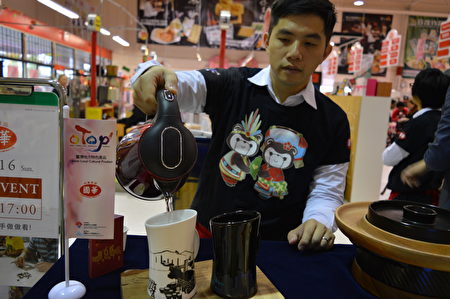 图：台湾美食展现场的OTOP专区的变色杯。（邱晨/大纪元）