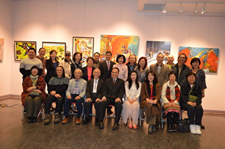 图：加西台湾艺术家协会“美的惊艳”联展，现场嘉宾与26名艺术家合影。（邱晨/大纪元）