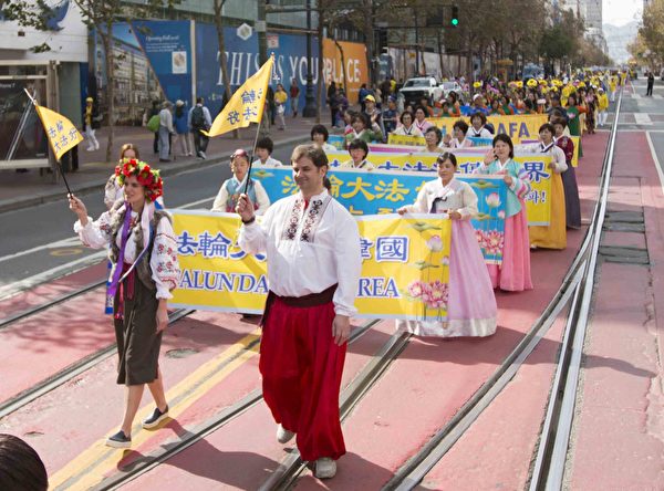 2016年10月22日,4000多名法轮功学员及民众,在旧金山举行盛大游行。(周容/大纪元)