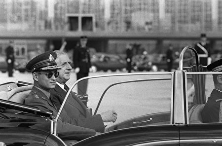 1960年10月11日,法国总统戴高乐在巴黎南部Orly机场,用雪铁龙敞篷车接泰国国王普密蓬。 (STF/AFP/Getty Images)