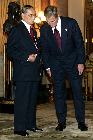 2003年10月19日,美国总统乔治W.布什在泰国出席亚太经济合作会议期间,与普密蓬密切私语。 (STEPHEN JAFFE/AFP/Getty Images)